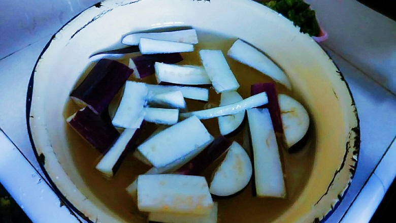 很家常的酱香茄子,茄子从水中捞起来,捏掉水份!