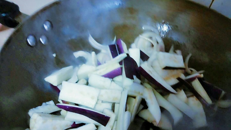 很家常的酱香茄子,然后放入锅里,炒!