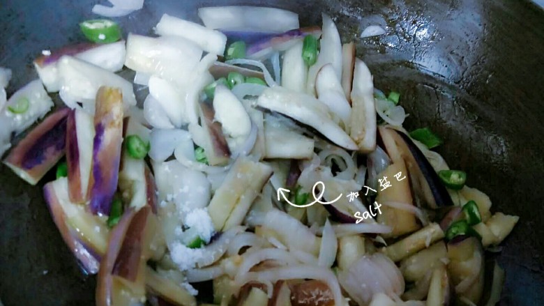很家常的酱香茄子,再加入盐巴,炒一会儿!