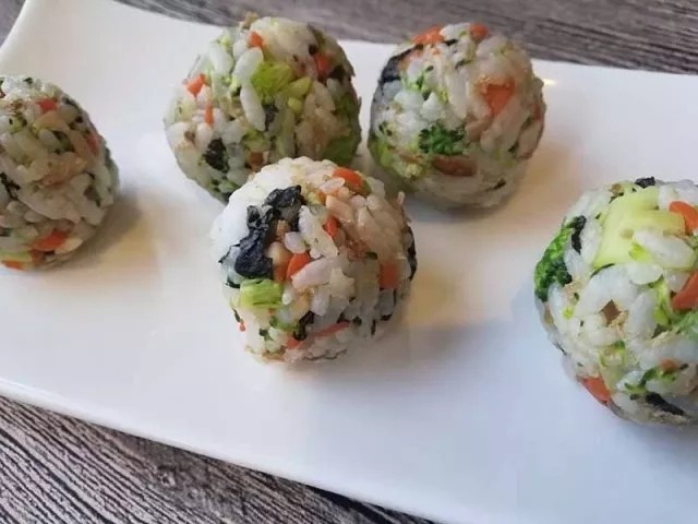 什锦饭团,取出来,什锦饭团做好了哦!