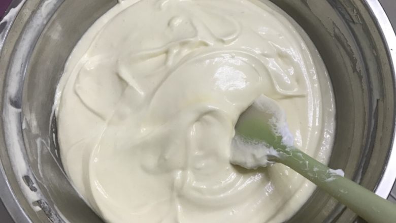 蜂蜜戚风纸杯蛋糕,最后用刮刀从盆底盆边彻底翻伴均匀,动作也要快一点,这是搅拌好的蛋糕糊。