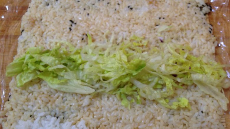 花生酱包饭,先放上生菜丝