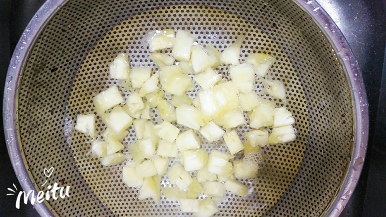 菠萝玉米肠蛋饭,切丁,用盐水泡