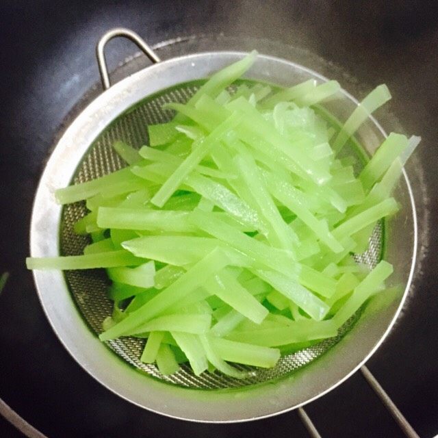爽口脆~油淋三脆,时间到了捞起沥干水分