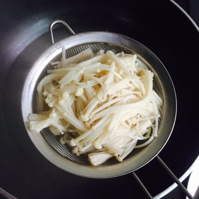 爽口脆~油淋三脆,时间到捞起金针菇沥干水分