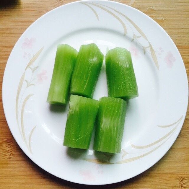 爽口脆~油淋三脆,<a style='color:red;display:inline-block;' href='/shicai/ 124'>莴笋</a>洗干净削皮切成段备用