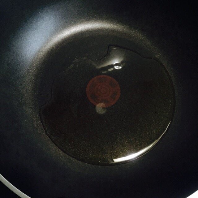 爽口脆~油淋三脆,食用油倒入锅内加热