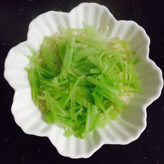 爽口脆~油淋三脆,盛在盘子里码在金针菇上
