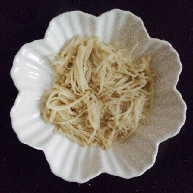 爽口脆~油淋三脆,盛在盘子里