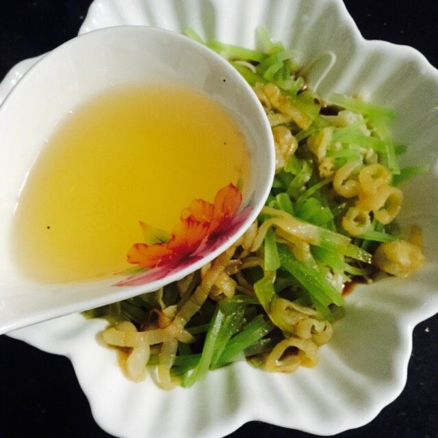 爽口脆~油淋三脆,均匀地淋在食材上面