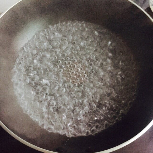爽口脆~油淋三脆,锅中加水烧开