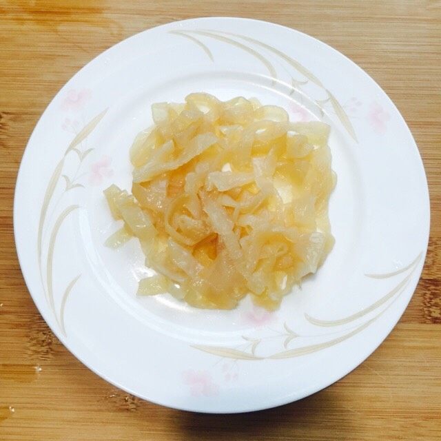 爽口脆~油淋三脆,<a style='color:red;display:inline-block;' href='/shicai/ 74383'>即食海蜇丝</a>放在水里冲洗一下沥干水分备用