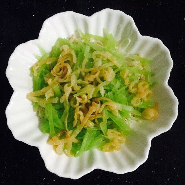 爽口脆~油淋三脆,盛在盘子里码在莴笋丝上