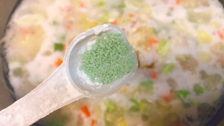 东北那旮沓的美食之●疙瘩汤,再下蔬菜精提鲜,大概2g左右,