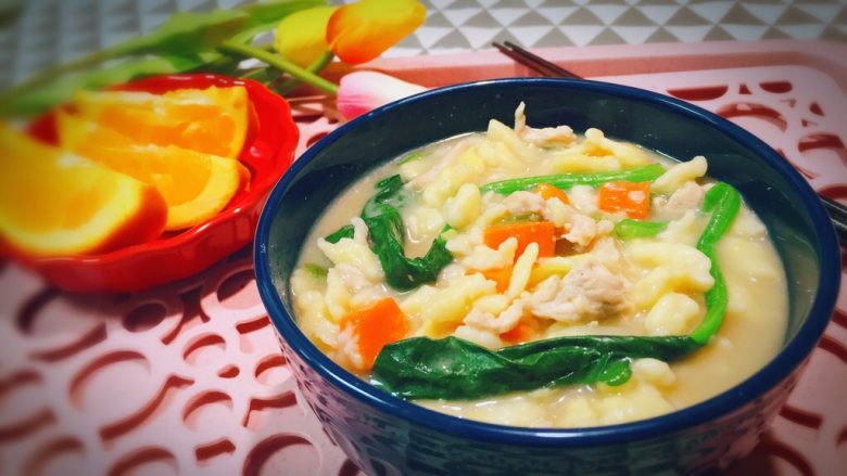 东北那旮沓的美食之●疙瘩汤,尝一口,嗯!就是这个口感这个味!面疙瘩筋道,汤鲜美,肉嫩滑,再吃口蔬菜,来块胡萝卜。