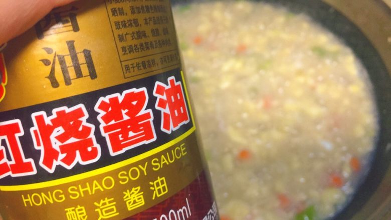 东北那旮沓的美食之●疙瘩汤,红烧酱油2ml,用于下色。煮的过程大概是大火,煮8分钟左右。