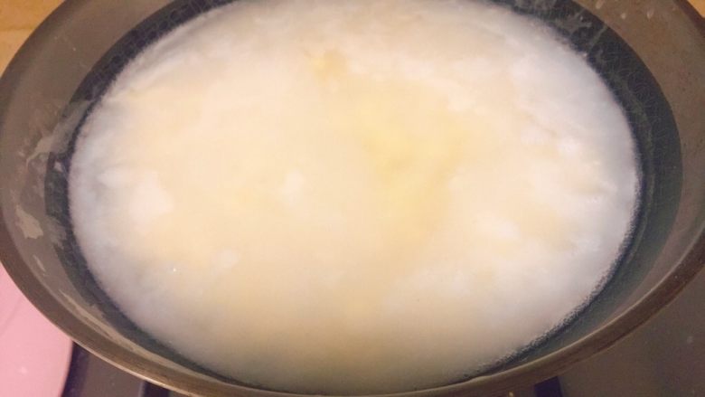 东北那旮沓的美食之●疙瘩汤,然后就可以马上开煮了,锅里下足够多的水,