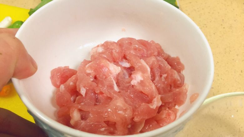 东北那旮沓的美食之●疙瘩汤,就这样用手抓均匀,备用。