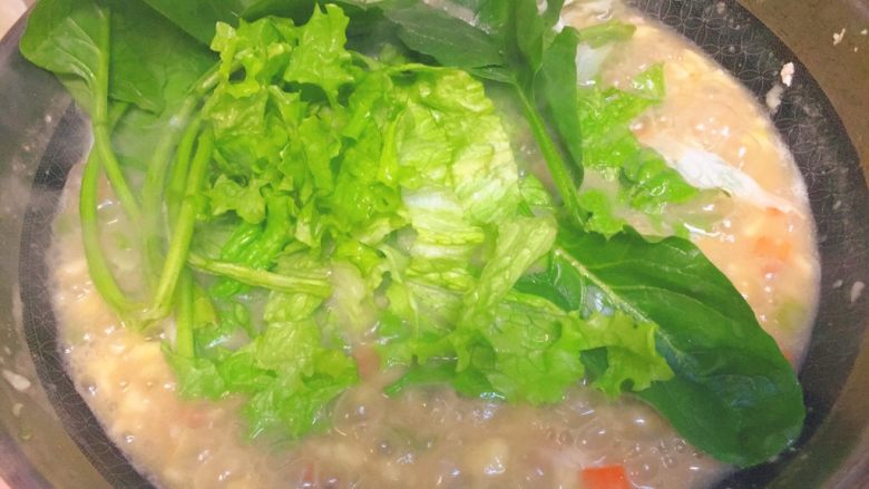 东北那旮沓的美食之●疙瘩汤,最后一步,加几根青菜进去。菠菜最好。生菜和油麦菜也可以。