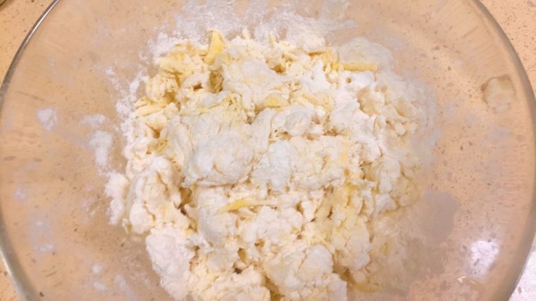 东北那旮沓的美食之●疙瘩汤,一边滴,一边用筷子迅速的搅拌,让面成疙瘩。