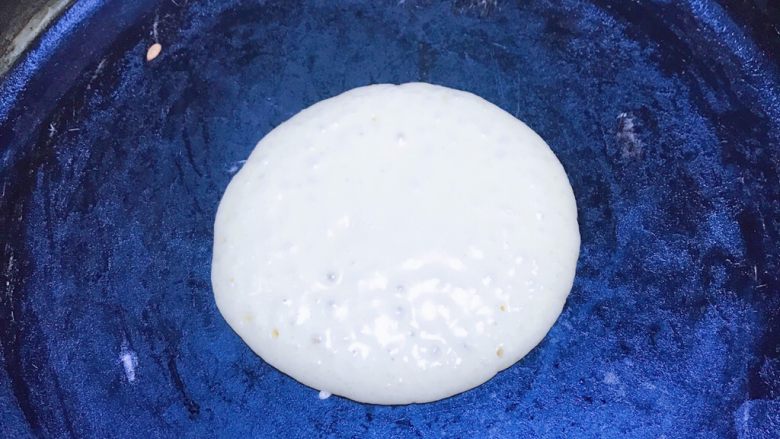 冷藏发酵版松饼
不用泡打粉一样松软,小火慢慢煎,直到饼的表面出现很多气泡,四周开始凝结,这个时候翻面再煎10几秒就可以出锅了。