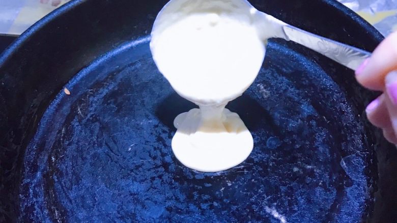冷藏发酵版松饼
不用泡打粉一样松软,平底锅中不要放油,不放油才会形成均匀的颜色。用勺子舀一勺面糊,离锅面大约10厘米处倒入面糊,面糊要低落在平底锅中央位置,这样就会自然形成一个圆形的饼