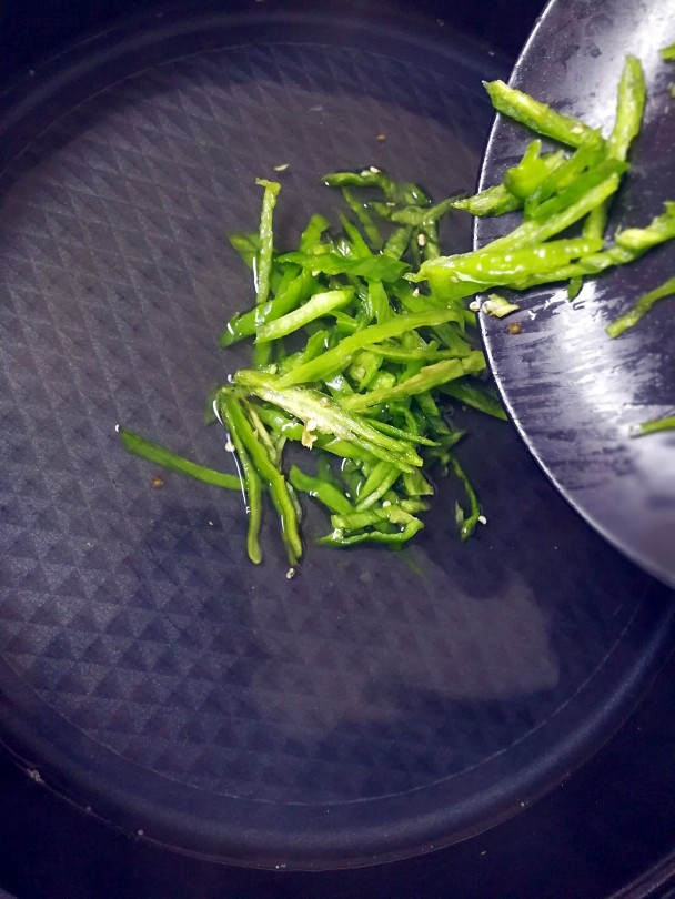 特色干拌面,<a style='color:red;display:inline-block;' href='/shicai/ 61'>青椒</a>切丝,锅中加凉水烧开焯1.5分钟,捞出备用;