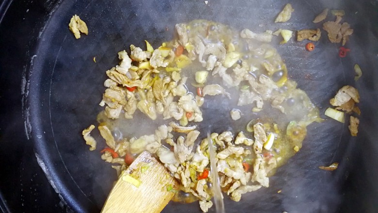 特色干拌面,加入凉水,末过猪瘦肉,小火煮5分钟;