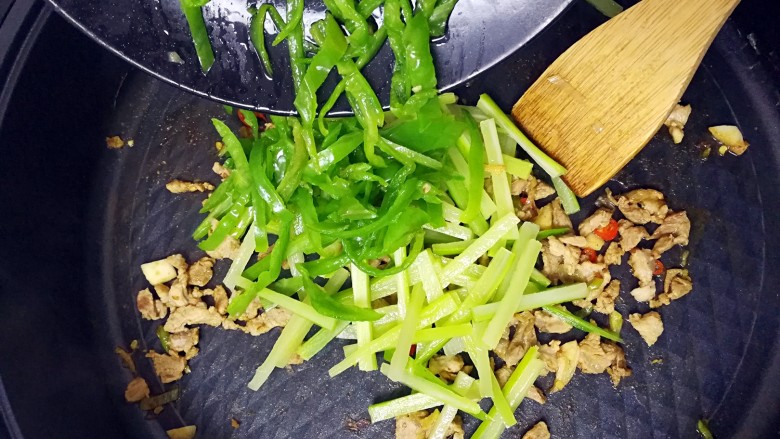特色干拌面,锅中再加入水焯的青椒;