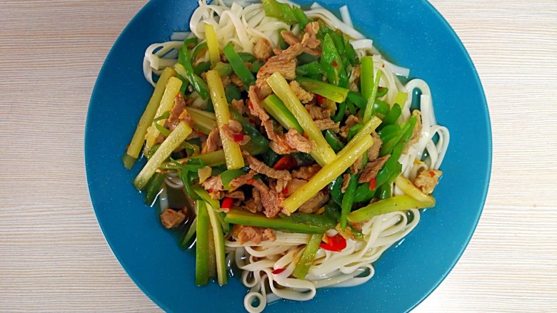 特色干拌面,把炒好的臊子浇在煮好的面条上即可,一道美味兼顾营养与高颜值你干拌面就完成了!