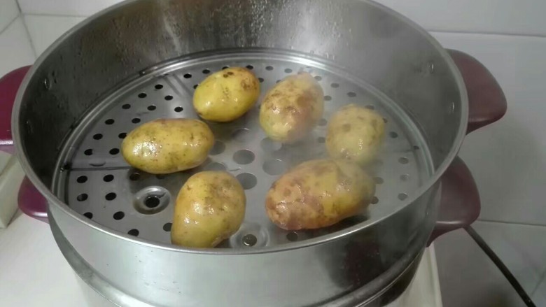 虾兵蟹将~虾皮土豆泥,放蒸锅蒸熟