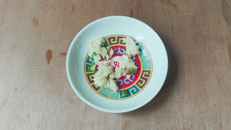 虾兵蟹将~虾皮土豆泥,蒜拍成蒜泥