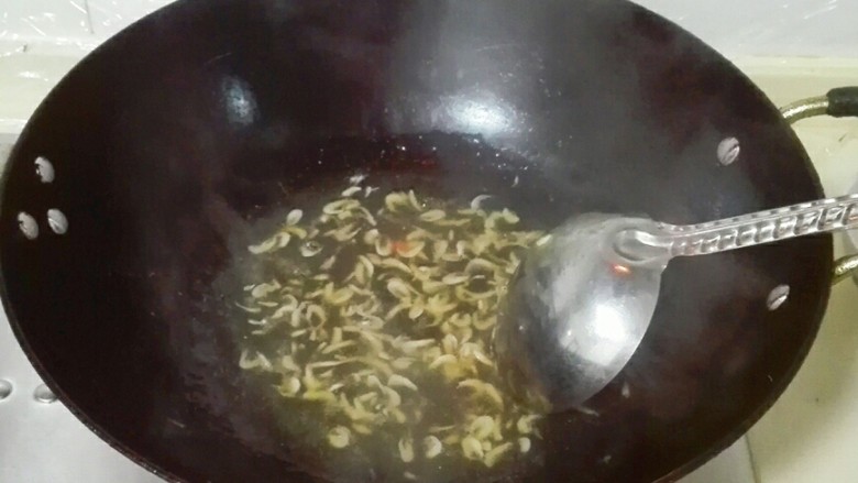 虾兵蟹将~虾皮土豆泥,用勺子划圆使水淀粉和水融合在一起,直到烧开,完成芡汁
