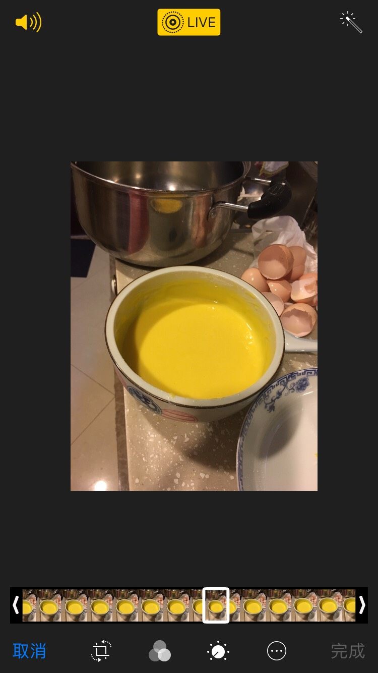 电饭煲蛋糕,面粉过筛后再倒入蛋黄糊里面,一定要过筛,不然容易产生颗粒