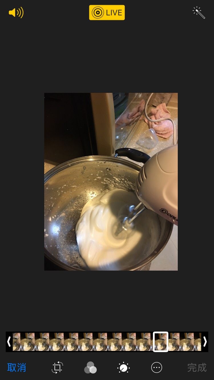 电饭煲蛋糕,打发蛋白...60克的糖分三次倒入蛋白中打发,第一次起大泡沫时倒入20g,然后打至小泡沫稍微浓稠时再倒入20g,打一会再全部倒入,直至打到打蛋器提起可以勾起一个弧度,盆里蛋白有纹路清晰即可