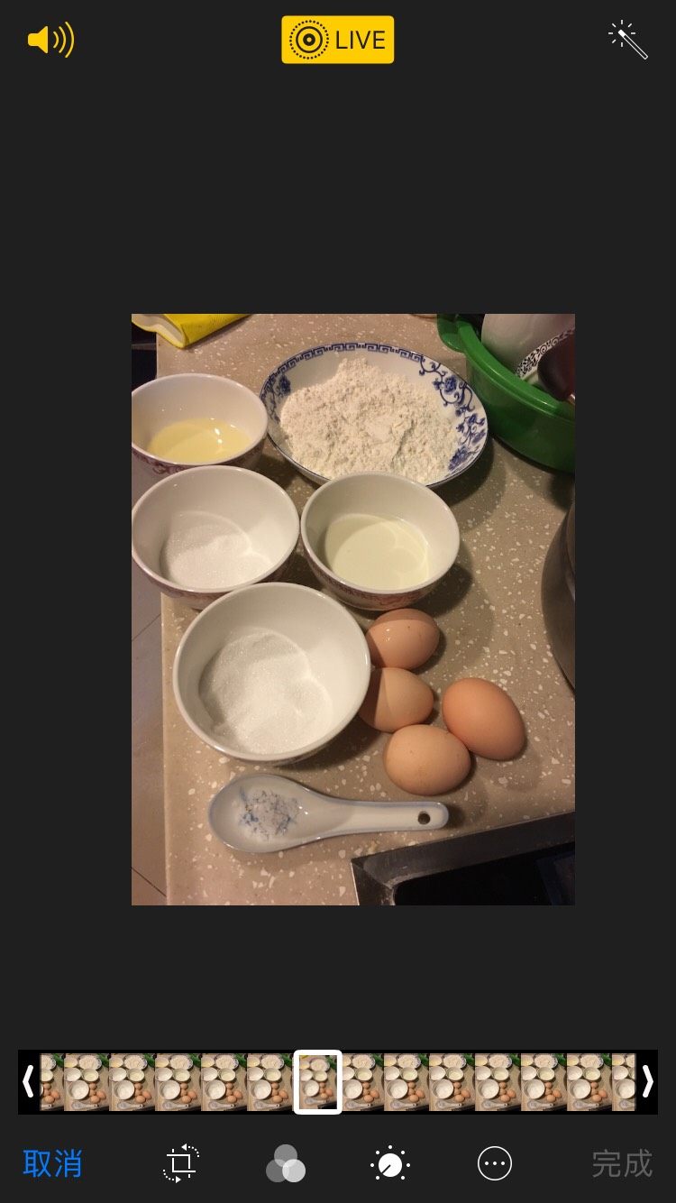 电饭煲蛋糕,准备好材料,是5个鸡蛋.
