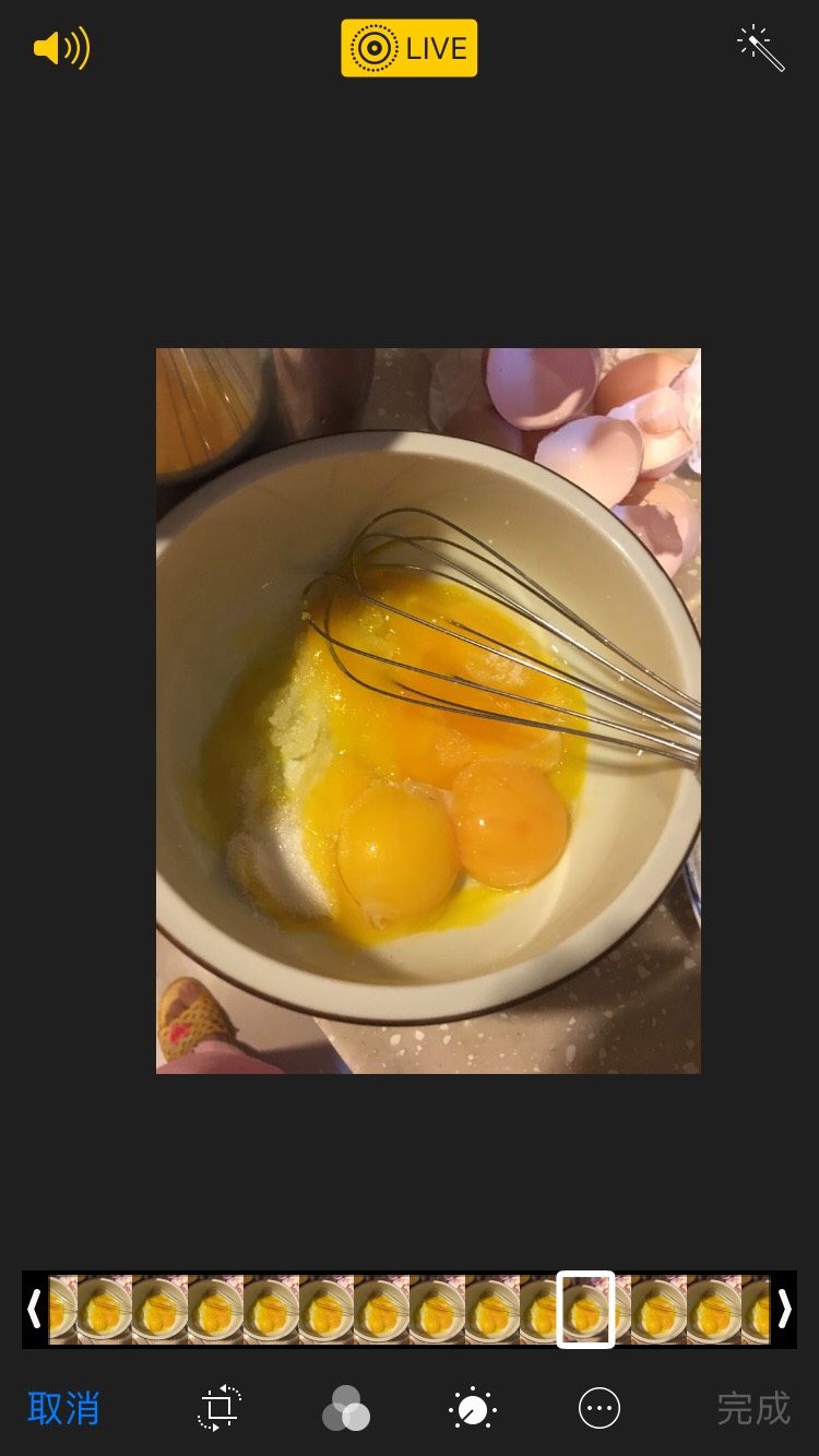电饭煲蛋糕,蛋黄中分别倒入糖搅拌,均匀后倒入油搅拌,接着牛奶和盐..搅拌均匀