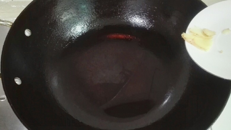 春暖花开~蘑菇蛋汤
,热锅凉油放姜片