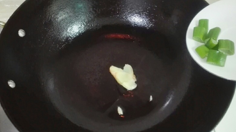 春暖花开~蘑菇蛋汤
,放大葱煎出香味