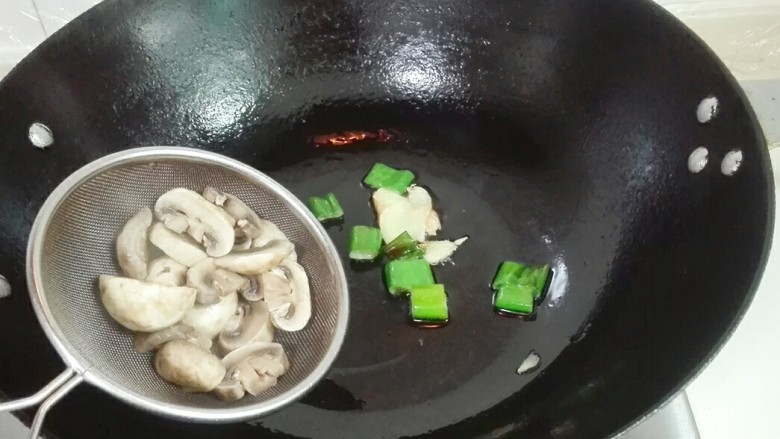 春暖花开~蘑菇蛋汤
,放入蘑菇翻炒水分快干