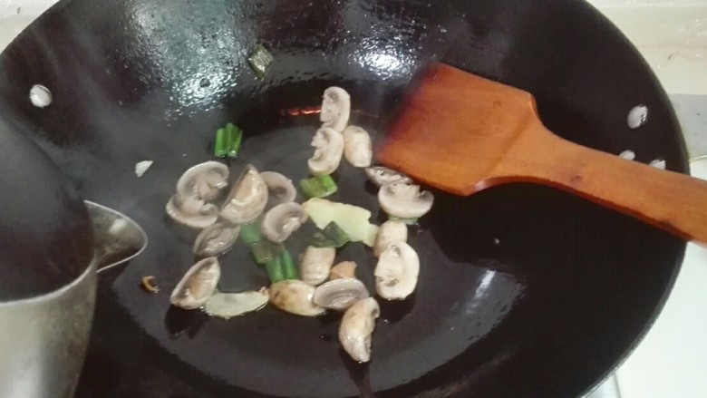 春暖花开~蘑菇蛋汤
,放适量热水烧开