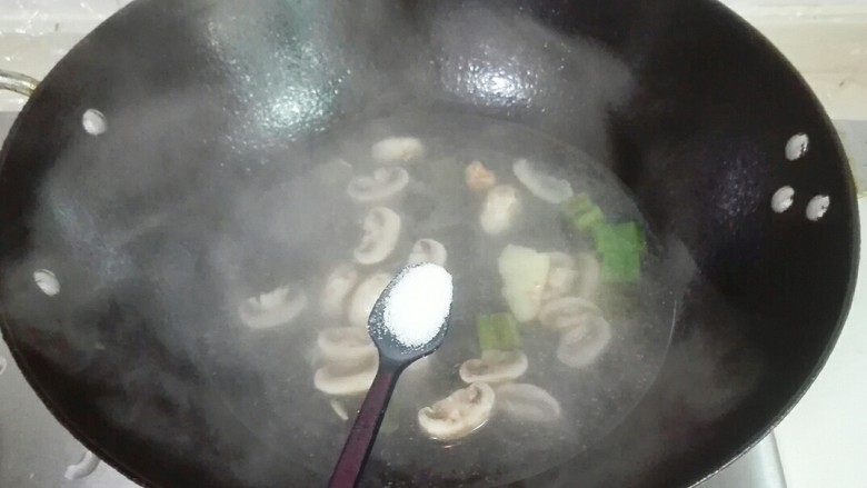 春暖花开~蘑菇蛋汤
,放一小勺盐