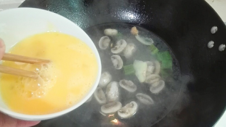 春暖花开~蘑菇蛋汤
,蛋液徐徐淋到锅里,同时用筷子慢慢的顺时针划圈使蛋液不会沉下去,轻轻的飘起来