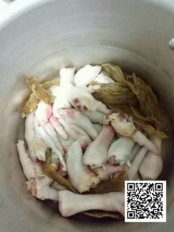凤爪花胶莲藕汤,这里为了方便快捷,直接用小高压锅,把鸡爪洗干净炖小块,加入姜片,花胶清晰干净一起加入即可