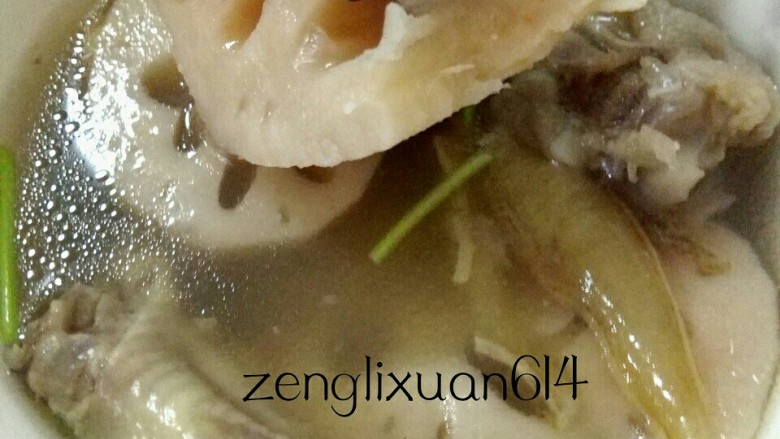 凤爪花胶莲藕汤,加好调味料,香菜葱后即可。