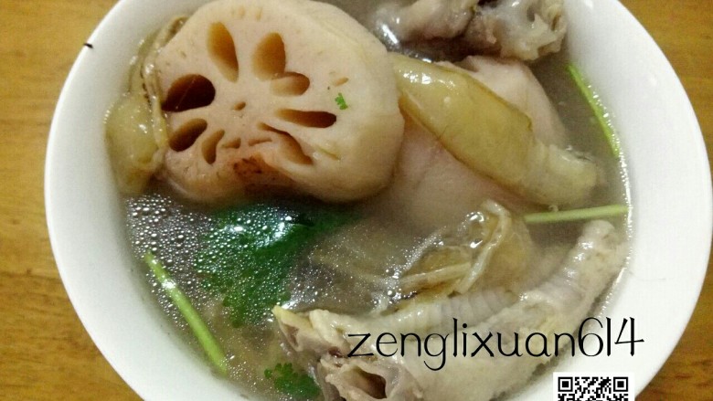 凤爪花胶莲藕汤,一碗秀色可餐的汤即可完成咯!莲藕粉粉,小花胶粘糯,胶原满满。