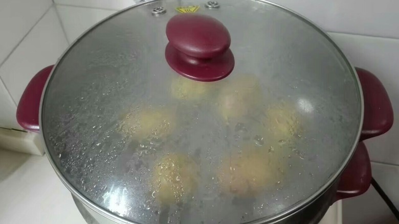 温暖如春~葱香蒜红椒土豆泥,放进蒸锅蒸熟