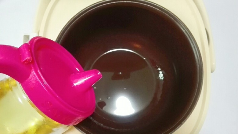 温暖如春~葱香蒜红椒土豆泥,锅里放少许食用油烧热