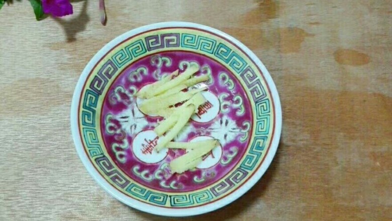 椒香洋葱三文鱼排,<a style='color:red;display:inline-block;' href='/shicai/ 2800'>生姜</a>切丝