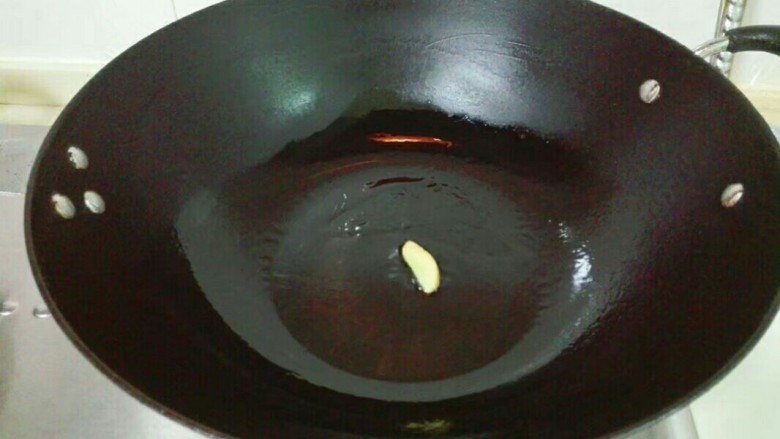 椒香洋葱三文鱼排,锅中油烧热,放姜片